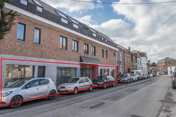 REZ-DE-CHAUSSÉE COMMERCIAL de ± 250 m² offrant une vitrine à rue de ± 15 m livré prêt à l'emploi hors revêtement de sol et peinture