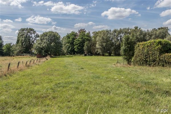 TERRAIN PLAT orienté Ouest situé à front d’une voirie équipée, d’une superficie de ± 17 ares 50 ca - Libre de constructeur