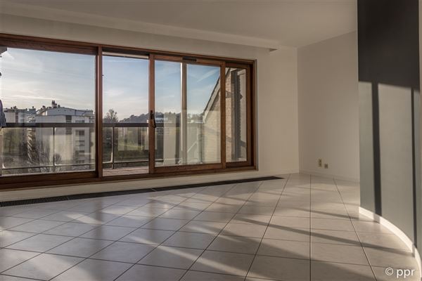 LUMINEUX PENTHOUSE ± 82 m² - Séjour avec Cuisine USA - Vaste Terrasse avec VUE  imprenable - Sdb - 2 Ch. et Cave + Pos. Garage 2 v. 19.000 € en sus