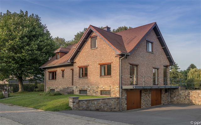 VILLA 5 Ch.+ Bureau - 2 Salles d’eau - Vaste Salon/Salle à manger - Cuisine  - Dble Garage - Parking - Caves et Jardin sur ± 23 ares 06 ca