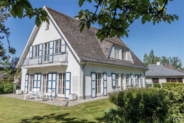 VILLA SPACIEUSE 4/5 Chambres + Bureau et Dressing de ± 338 m² utiles - Double Garage - Caves - Grenier - Terrasse et Jardin sur ± 11 ares 73 ca