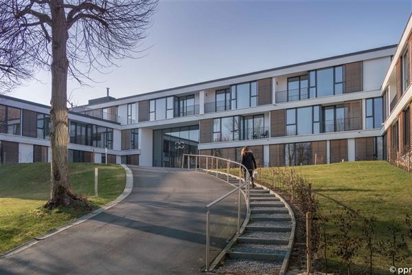 APPARTEMENT DE STANDING avec STUDIO attenant ± 187 m² en RÉSIDENCE SERVICE pour SÉNIORS en REZ-DE-JARDIN avec Terrasses Sud - 2 Cuisines super-équipées - Dressing - Office - Bibliothèque - 2 Empl. Parking et Caves