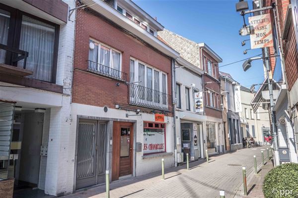 REZ COMMERCIAL ± 71 m² en espace ouvert avec arrière magasin et sanitaire - Situé en proximité directe à la rue principale sur axe d’accès au parking