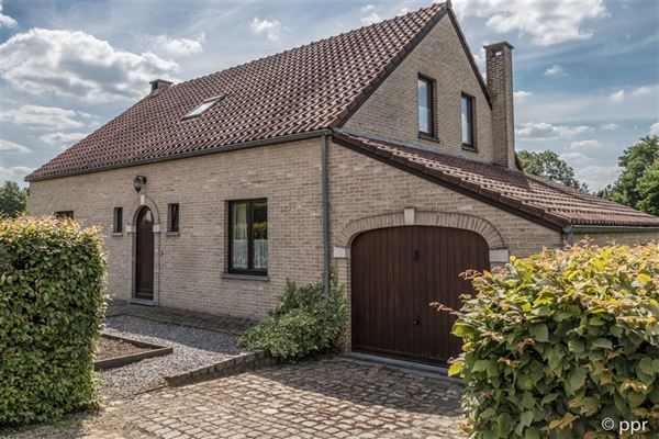 VILLA 4 Ch. et 2 Salles d’eau - Séjour de ± 31,50 m² - Cuisine équipée - Buanderie - Garage avec remise - Terrasse ± 30 m² et Jardin Ouest sur ± 17 ares 71 ca
