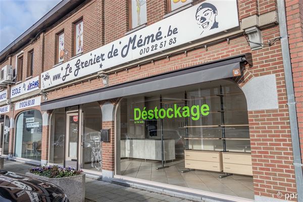MAISON DE COMMERCE de ± 86 m² avec un rez commercial de ± 43 m² avec étage de ± 43 m² - Espace Kitchenette - Vitrine à rue de ± 9 m