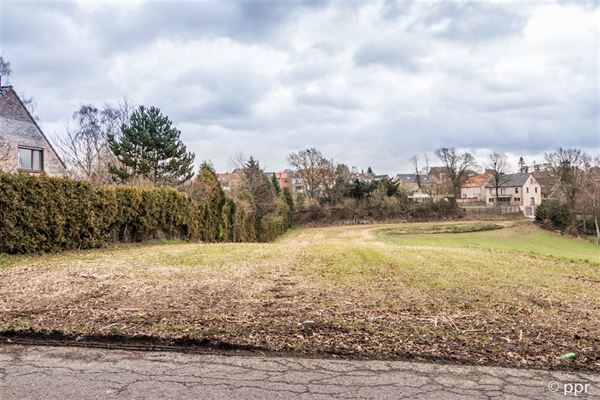 TERRAIN en zone d’habitat à front d’une voirie équipée, d’une superficie de ± 23 ares 10 ca - Situé au calme d'une rue à faible passage - Pas d'obligation de constructeur