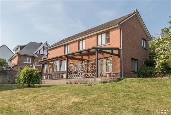 VILLA 4 façades de 4 Chambres avec Garage et Jardin - Séjour/Salle à manger avec feu à K7 - Cuisine super équipée - véranda au Sud et au calme sur ± 7 ares 80 ca