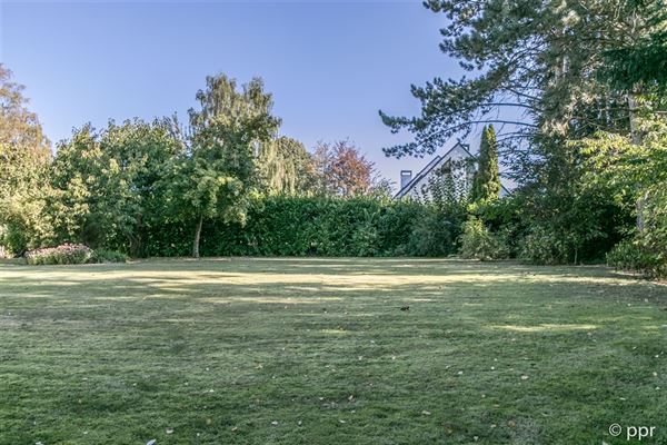 TERRAIN À BÂTIR de ± 12 ares 56 ca à front d’une voirie équipée -  Libre de constructeur - Large façade à rue de ± 64,67 mètres