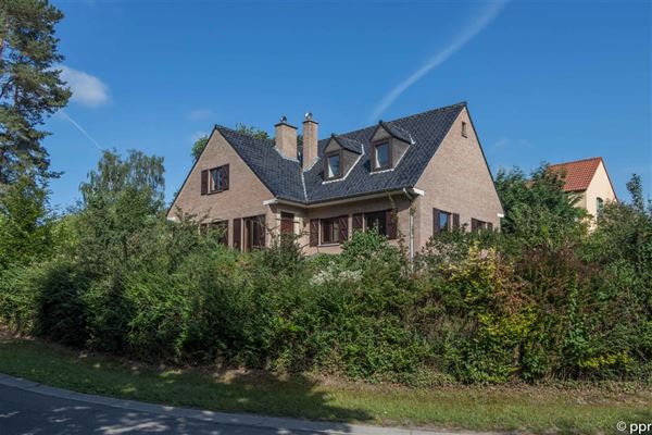 VILLA 4 Ch. + Bureau -  Séjour FO ± 50 m² - Cuisine équipée ± 31 m² - Caves - Dble Garage - Terrasse S/O et Jardin sur ± 11 ares 75 ca