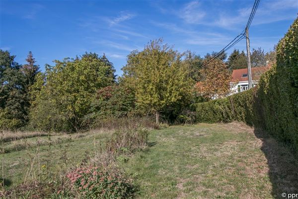 TERRAIN en zone d’habitat à front d’une voirie équipée de ± 11 ares 43 ca - Orientation S/O - Libre d’occupation - Pas d’obligation de constructeur