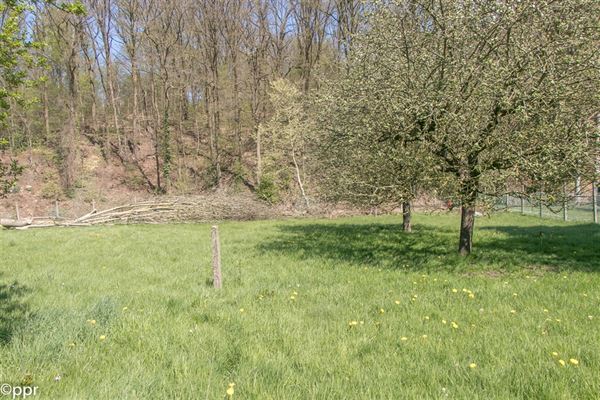 TERRAIN PLAT à bâtir Sud-Ouest de ± 8 ares 99 ca - Voirie entièrement équipée - Pour construction villa 4 façades - Façade à rue de ± 21 mètres