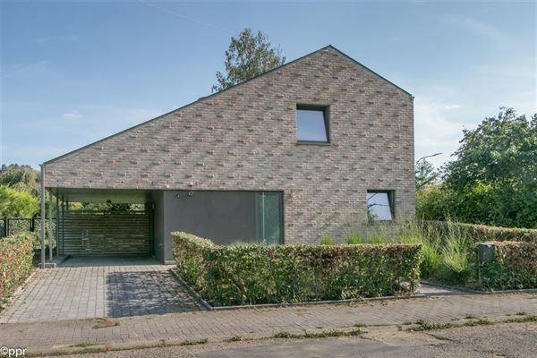 VILLA IMPECCABLE 3 Ch. + Bur. - 3 Salles d’eau - Séjour FO - Cuisine U.S.A. super-équ. - Carport - Terrasse et Jardin S sur ± 10 ares