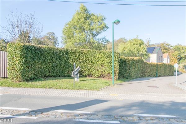 TERRAIN À BÂTIR ± 6 ares 6 ca - Destiné à la construction d’une habitation à caractère résidentiel pouvant comporter les locaux d’une profession libérale