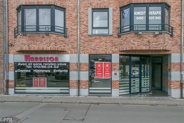 REZ-DE-CHAUSSÉE COMMERCIAL ± 120 m² - Vitrine ± 9 m. - Caves ± 36 m² - Prêt à l'emploi - Excellente visibilité commerciale en centre ville - Parkings aisés