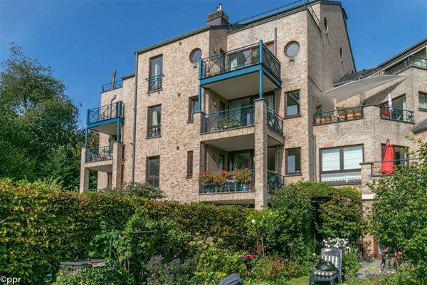 APPARTEMENT 2 Ch. au 1er étage ± 85 m² - Séjour ± 25 m² - Cuisine USA - Terrasse avec Vue sur le Lac - Sdb - Cave et Garage - Accès PMR