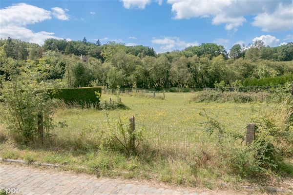 TERRAIN À BÂTIR en «L» orienté SUD - SUD/OUEST ± 9 ares 74 ca - Largeur à rue de ± 18 mètres - Libre de constructeur