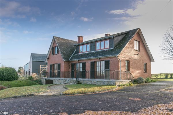 Fo àpd 270.000€ - VILLA 4/5 Ch. + Bur. - Séjour/Sàm (fo) ± 47 m² - Cuisine - Sdb au rez - Garage - Caves - Atelier - Terrasse - Parking et Jardin SE avec Vue sur ± 19 ares 59 ca -