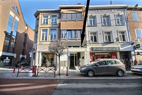 EMPLACEMENT COMMERCIAL ± 112 m² sur 2 niveaux avec BUREAUX - Vitrine de ± 7,50 m - Excellente visibilité dans la rue principale - Parkings et écoles à proximité immédiate