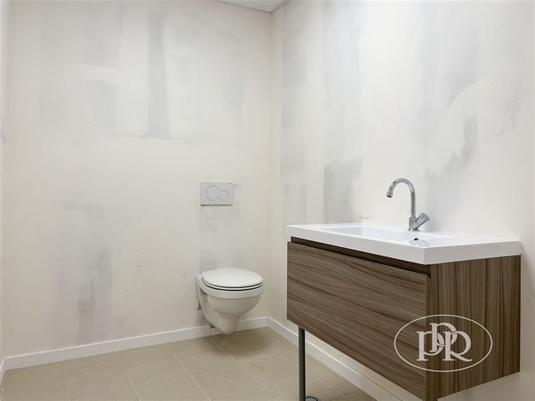 REZ-DE-CHAUSSÉE commercial +- 206 m² en centre ville