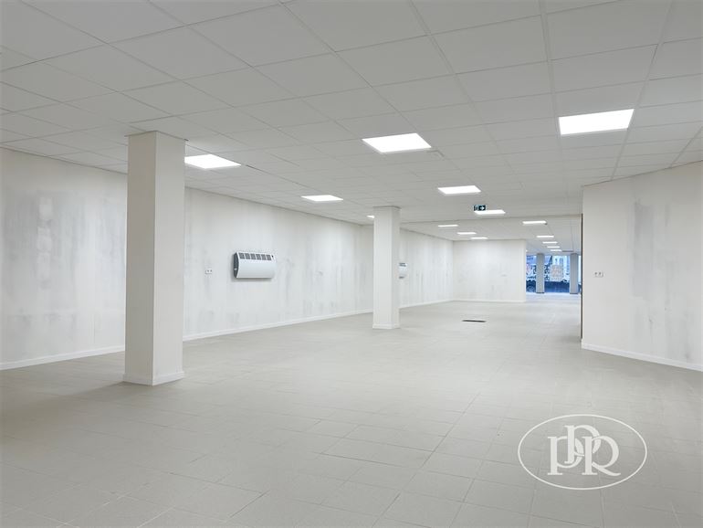 REZ-DE-CHAUSSÉE commercial +- 206 m² en centre ville