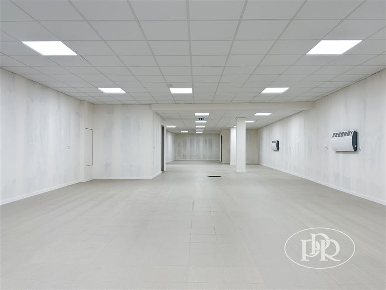 REZ-DE-CHAUSSÉE commercial +- 206 m² en centre ville