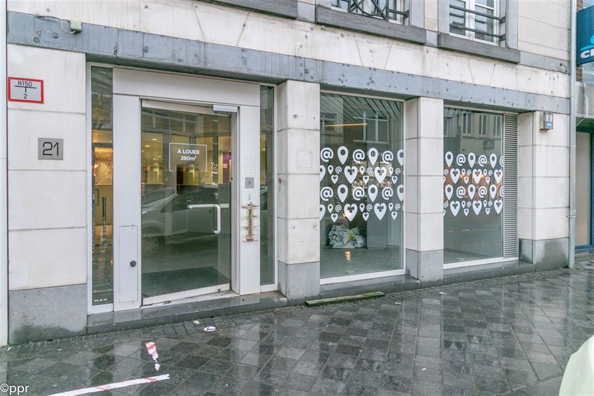 REZ-DE-CHAUSSÉE commercial +- 206 m² en centre ville