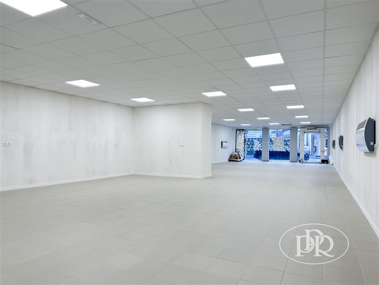 REZ-DE-CHAUSSÉE commercial +- 206 m² en centre ville