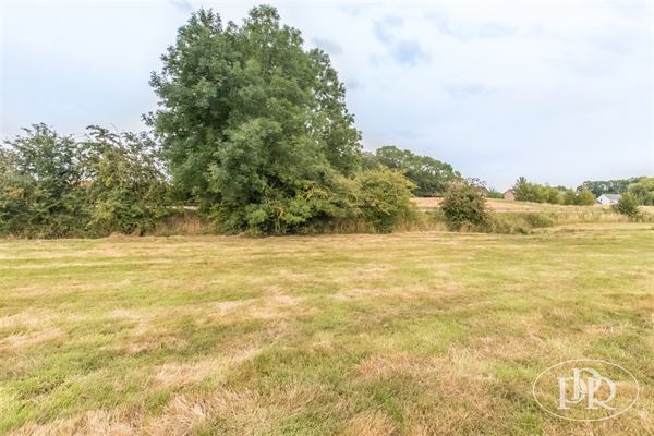 TERRAIN ± 61 ares 93 ca orienté Sud-Ouest - Zone d'habitat à caractère rural - Pas d’obligation de constructeur