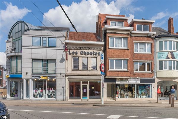 IMMEUBLE COMMERCIAL avec un REZ COM. ± 40 m² + Étages (2 Pièces de ± 15 m² et ± 12m² non aménagées) au 1er Étage et un Grenier ± 32 m² au 2ème Étage