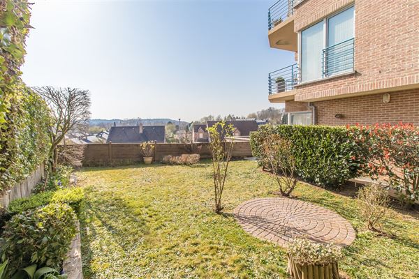 REZ-DE-JARDIN 2 Ch ± 95 m² - Séjour ± 42 m² avec Cuisine USA - 2 Salles d’eau (Sdb et Sdd) - Terrasse SUD ± 20 m² et Jardin de ± 110 m²