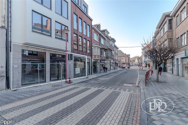 COMMERCE de ± 263 m² + RÉSERVE en sous-sol de ± 97 m² - Large vitrine à rue de ± 9 mètres - Excellente visibilité - Emplacement de 1er choix