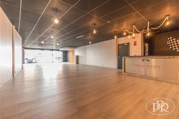 ***COMMERCIAL GROUND FLOOR of ± 170m² in the heart of Wavre. Street-facing window of ± 6.5m. Ideal location with regular traffic. Parking nearby