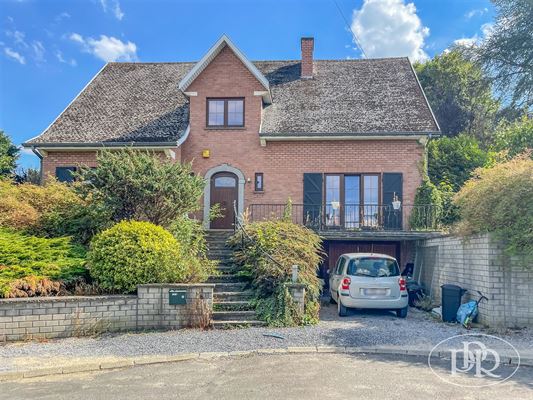 VILLA SPACIEUSE 4 Ch. - Séjour (fo) ± 72,5 m² - Cuisine semi-équipée - 2 Salles d’eau - Cave - Garage 2/3 v. - Terrasses et Jardin sur ± 8,4 ares
