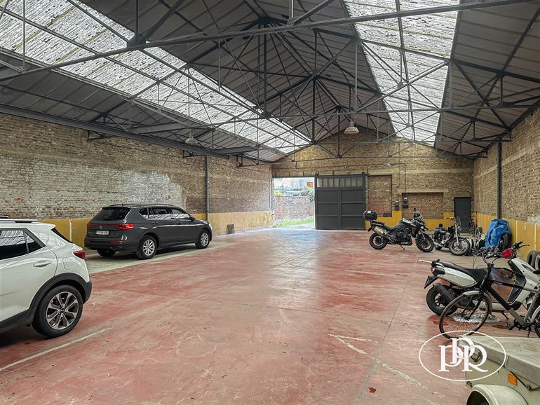 *** VENDU *** Ensemble immobilier - Entrepôt avec Garages - Projet immo 5 apparts