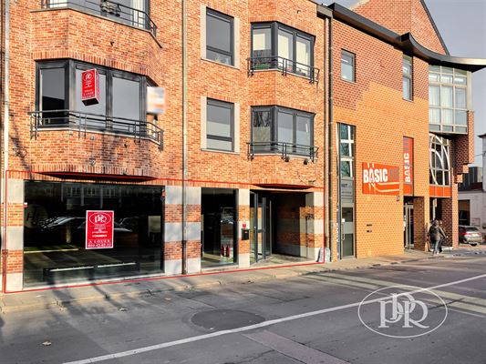 REZ-DE-CHAUSSÉE COMMERCIAL ± 120 m² - Vitrine ± 9 m. - Caves ± 36 m² - Excellente visibilité commerciale en centre ville - Parkings aisés