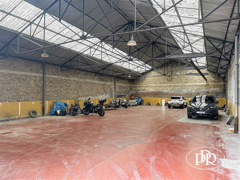 *** VENDU *** Ensemble immobilier - Entrepôt avec Garages - Projet immo 5 apparts