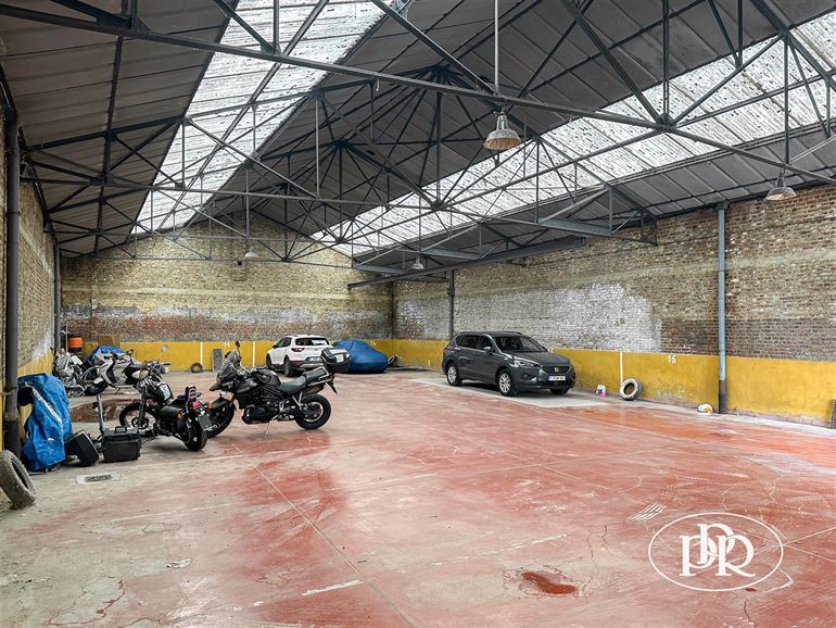 *** VENDU *** Ensemble immobilier - Entrepôt avec Garages - Projet immo 5 apparts