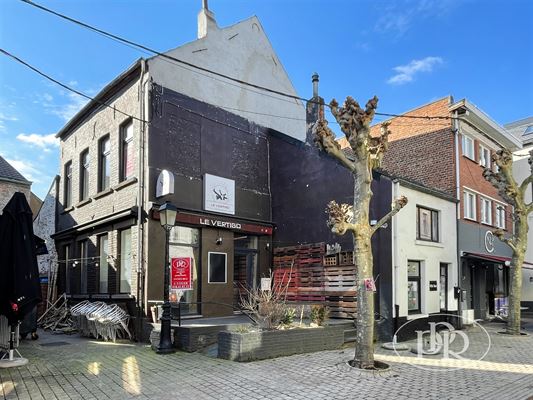 *** VERHUURD *** COMMERCIEEL GEBOUW ± 195 m² bruto inclusief een Commerciële ruimte van ± 132 m² met Terras van ± 18 m² aan voetgangersstraat - Zolder geschikt voor verbouwing - Etalage aan straat van ± 5m