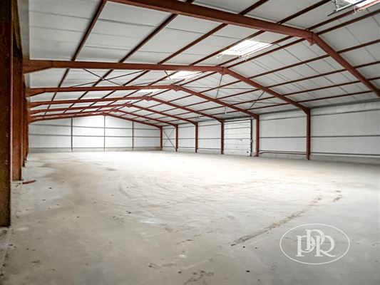 *** LOUÉ *** ENTREPOT de ± 275 m² en excellent état - Espace de parking et zone de manœuvre - Excellente situation dans zoning industriel - A proximité de grands axes routiers - Voir plan en dernière photo