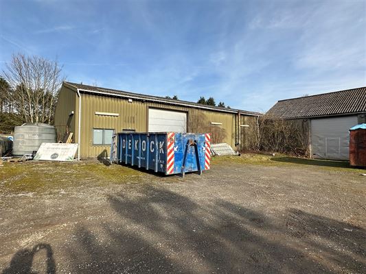 Entrepôt de 420 m² comprenant un hangar de ± 349 m², bureau, w.c. et mezzanine - Possibilité d'acquérir d'autres entrepôts sur le même terrain - Espace de parking et zone de manoeuvre - Excellente situation - A proximité de grands axes routiers et zoning Wavre Nord - Voir projet de division en dernière photo