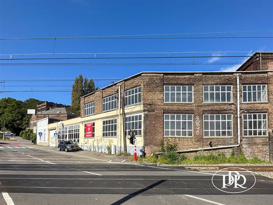 UNIEKE OPPORTUNITEIT bestaande uit WAREHOUSES met WORKSHOPS en SHOPS met een totale oppervlakte van meer dan 925 m²