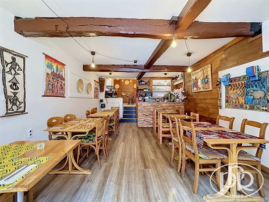 COMMERCIAL GROUND FLOOR of approximately 66 m², consisting of two rooms used for commercial purposes, a kitchen area in the back, and a basement
