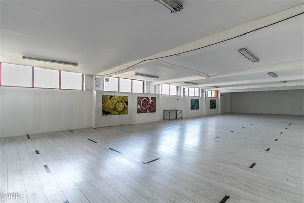 ESPACE PROFESSIONNEL STYLE LOFT de ± 280 m² situé au 1er étage d'un immeuble en excellente visibilité commerciale
