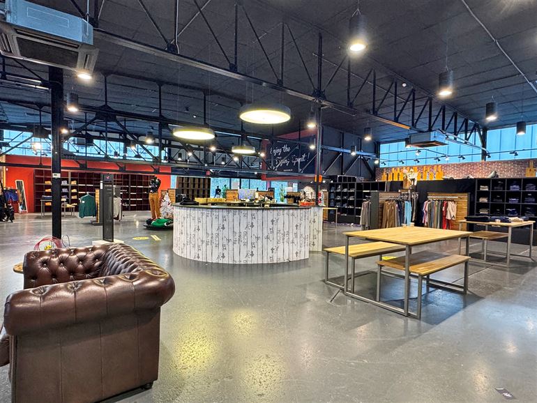 Proche Shopping Center, Excellente visibilité, Parking