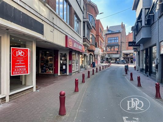 REZ COMMERCIAL de ± 52 m² situé en centre ville - excellente visibilité commerciale - Large vitrine en coin