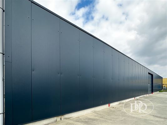 ENTREPOT de ± 275 m² en excellent état - Espace de parking et de manœuvre - Excellente situation dans zoning industriel - A proximité de grands axes routiers