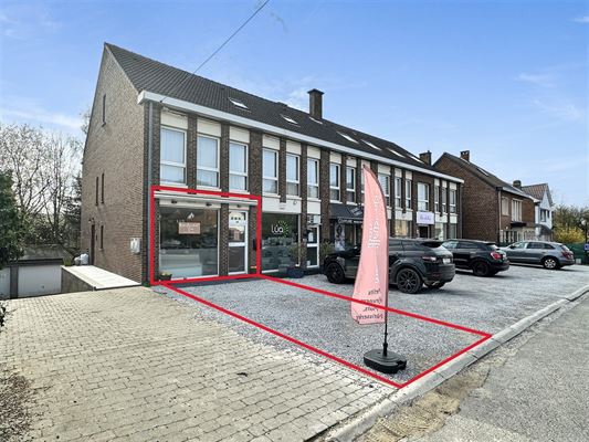 *** OFFRE ACCEPTÉE *** REZ-DE-CHAUSSÉE COMMERCIAL totalisant ± 60m² sur 2 niveaux (rez et sous-sol) de ± 30m² chacun - 3 places de parking