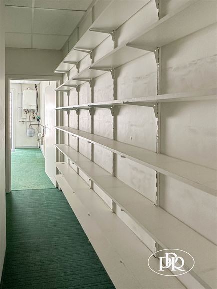 2 entrées séparées, possibilité d'aménager les étages, parking à proximité