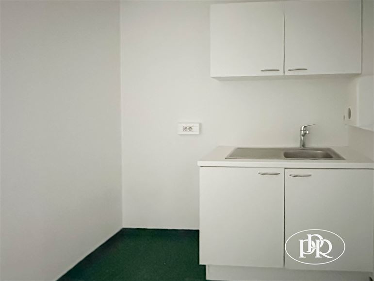 2 entrées séparées, possibilité d'aménager les étages, parking à proximité