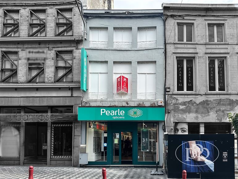 2 entrées séparées, possibilité d'aménager les étages, parking à proximité